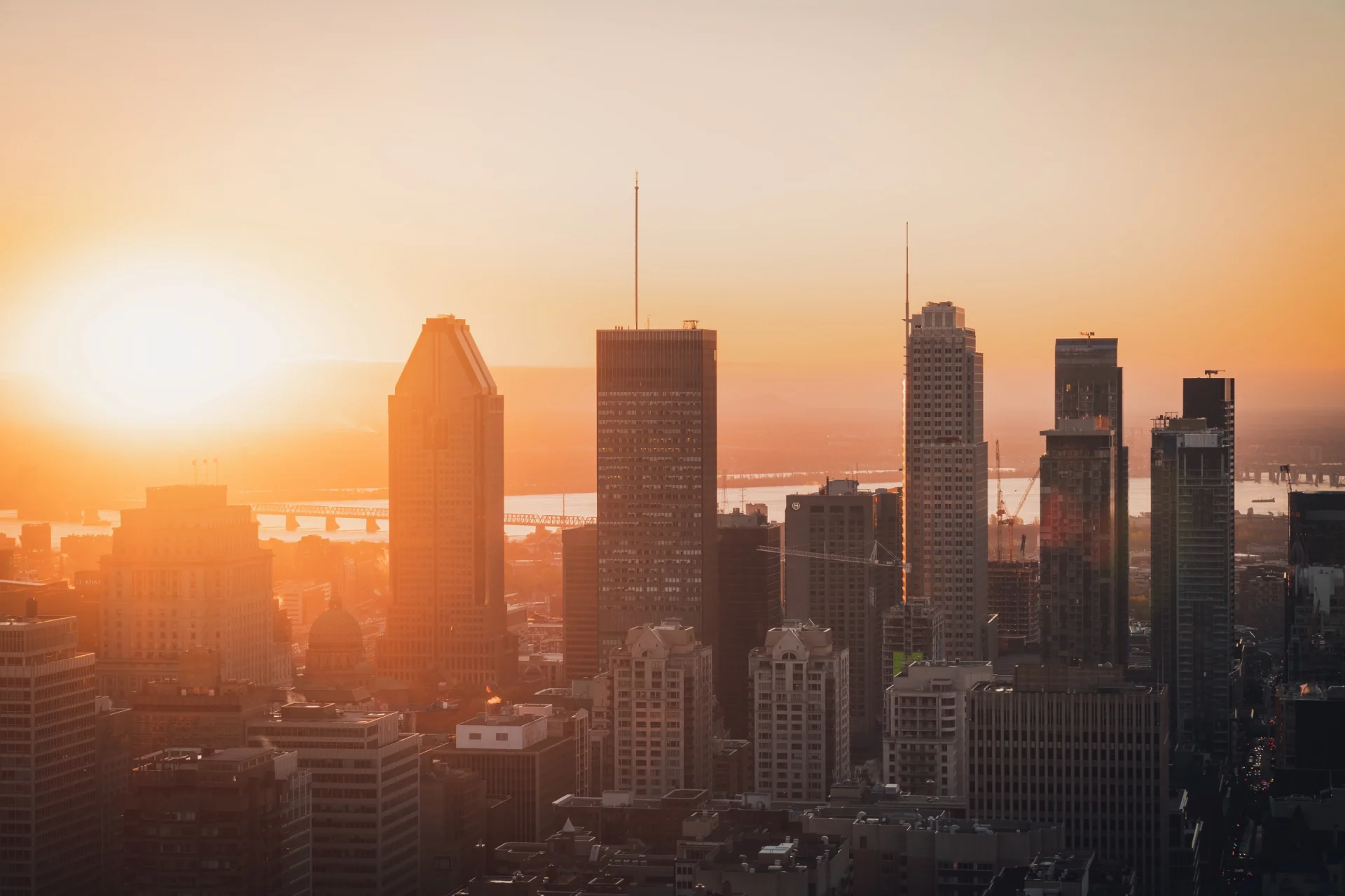 Las torres del centro de Montreal en la bruma dorada de un atardecer.