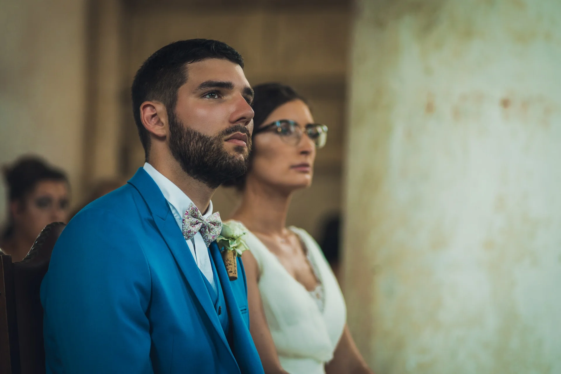Le marié assis pendant la cérémonie, la mariée à côté de lui.