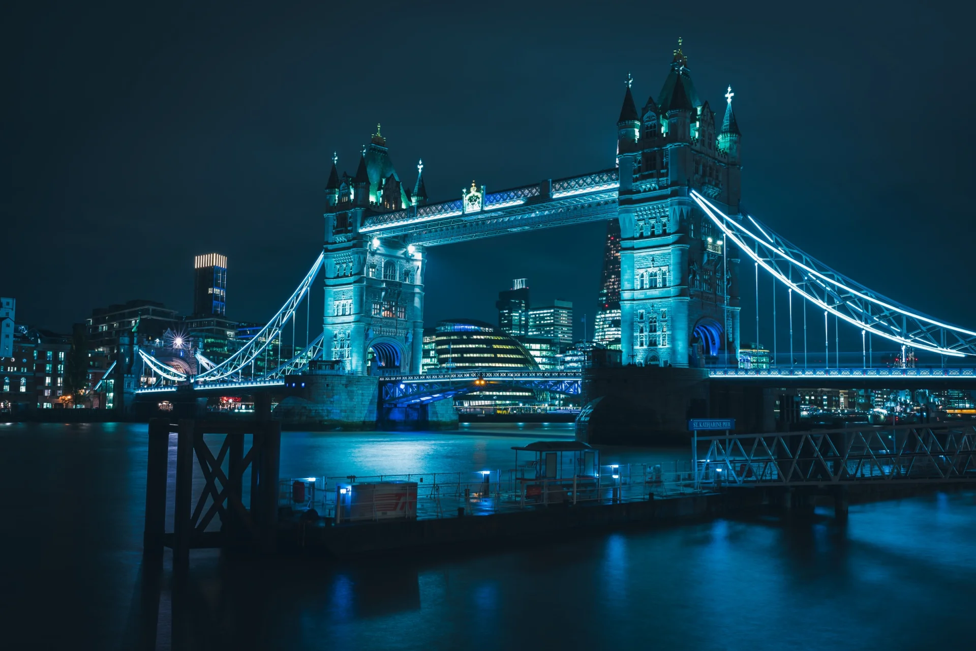 El Tower Bridge iluminado de noche sobre el Támesis.