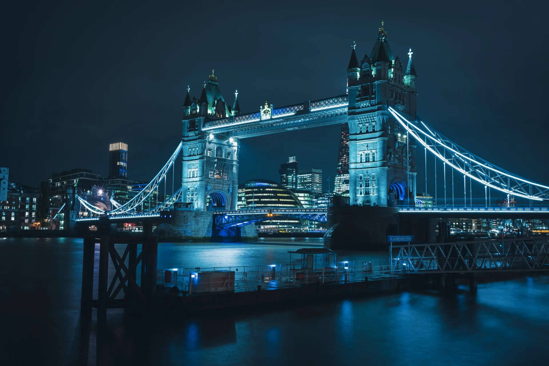 Tower Bridge illuminé la nuit, au-dessus de la Tamise.