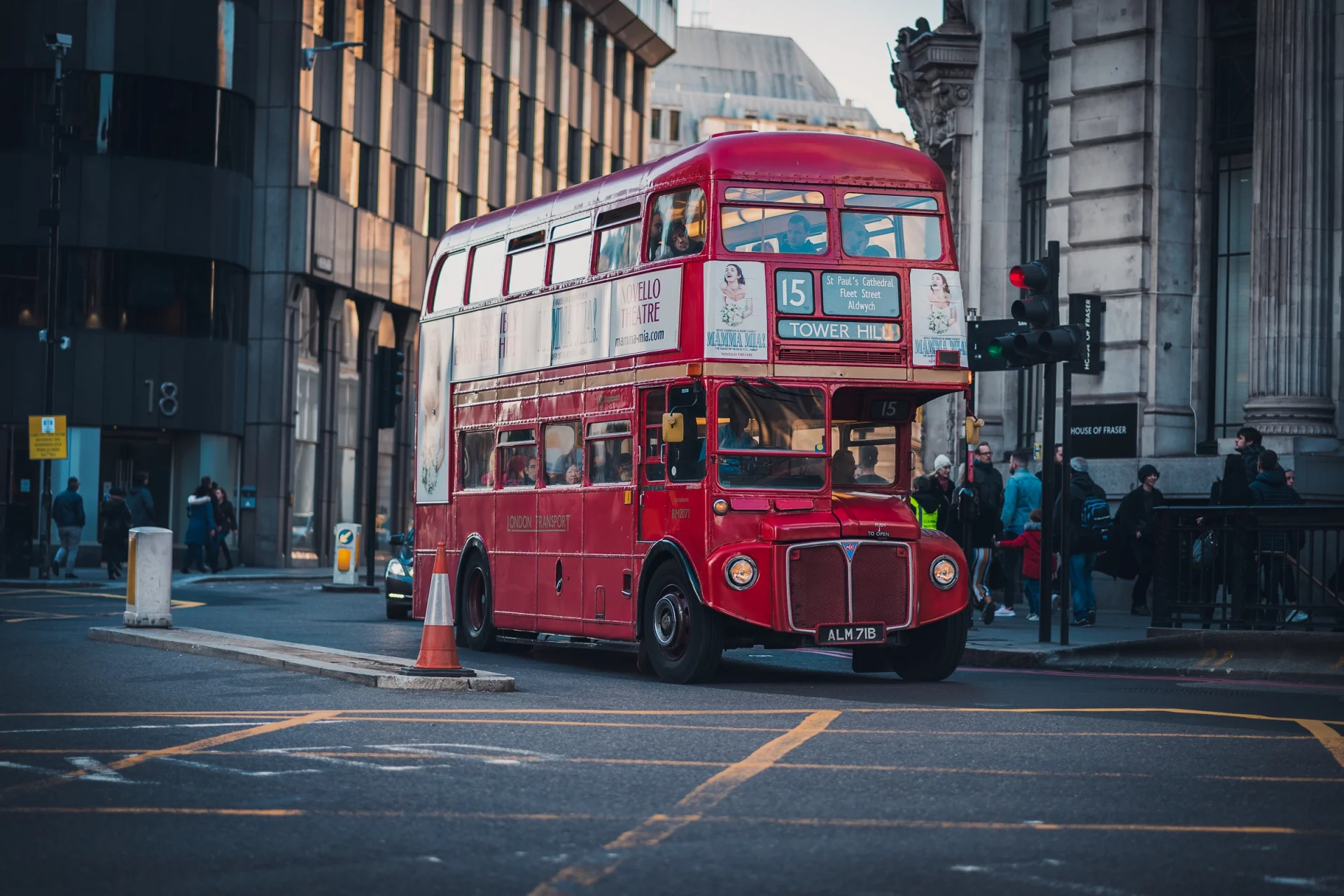 Un autobús rojo de dos pisos en un cruce de la City de Londres.