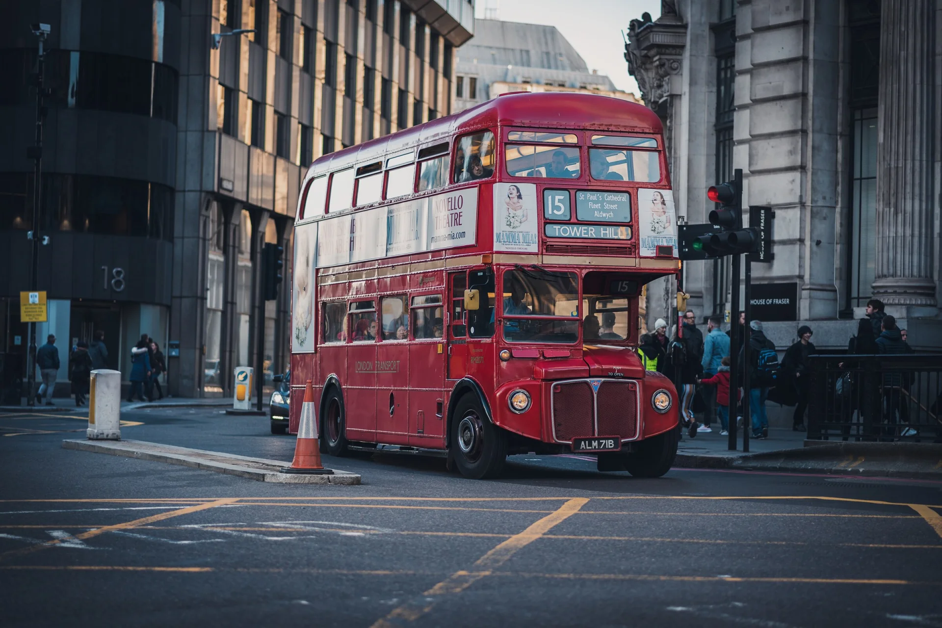 Un bus rouge à impériale à un carrefour de la City de Londres.