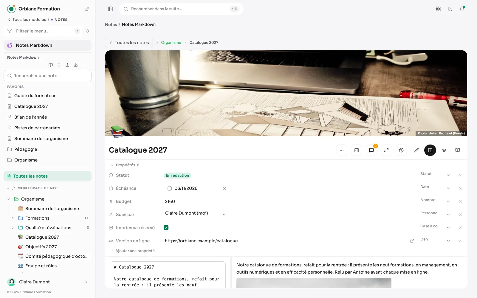 La note « Catalogue 2027 » : son emoji sur l'image d'en-tête, puis ses propriétés, statut, échéance, budget, suivi par, imprimeur réservé et version en ligne.