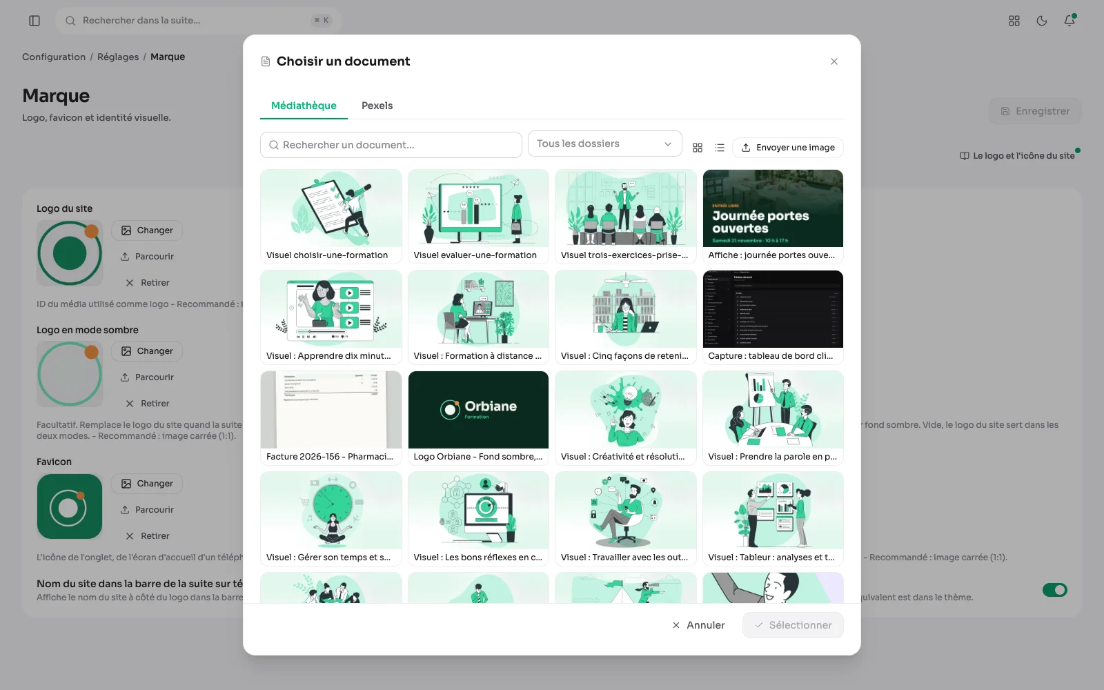 Le sélecteur de document : la médiathèque et ses documents rangés, et l'onglet des photos libres.