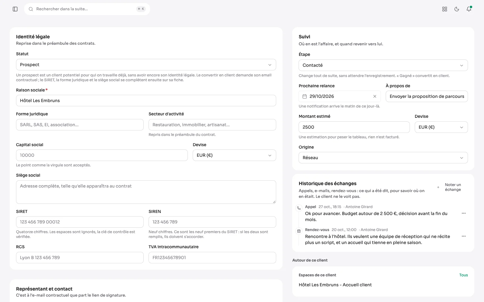 La page d'un prospect : la carte Suivi (étape, relance, montant, origine) et l'historique de ses échanges.