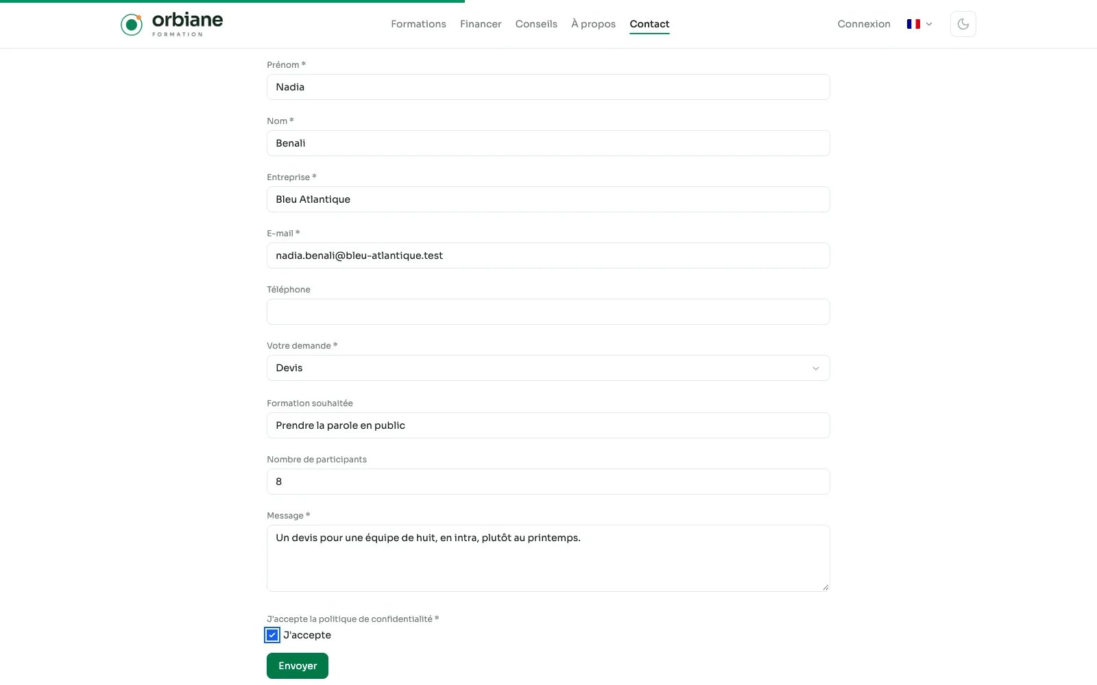 Le formulaire de contact d'un site de démonstration, rempli par un visiteur : nom, entreprise, e-mail, type de demande, formation souhaitée, message et consentement coché.