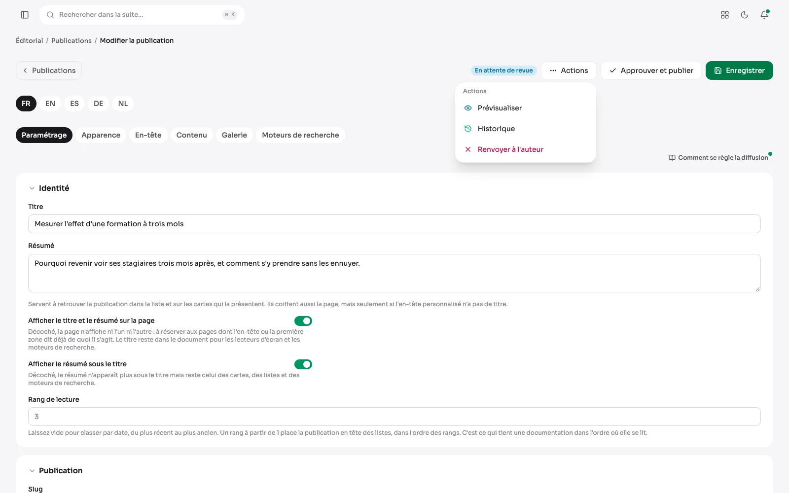 Une publication en attente de revue, et le menu Actions qui propose de l'approuver et la publier ou de la renvoyer à l'auteur.