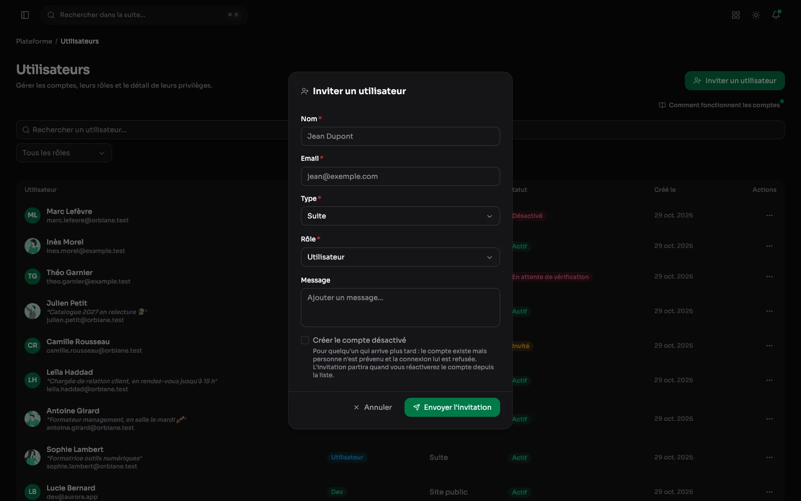 La fenêtre « Inviter un utilisateur » : nom, e-mail, type, rôle, message, et le compte créé désactivé si besoin.