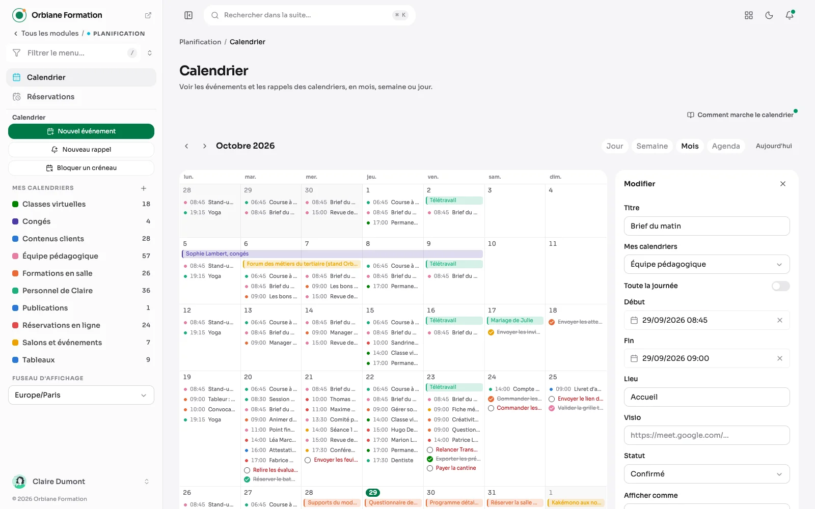 Le mois d'octobre et, à droite, l'événement « Brief du matin » en cours de modification : titre, calendrier, horaires, lieu, statut et couleur.