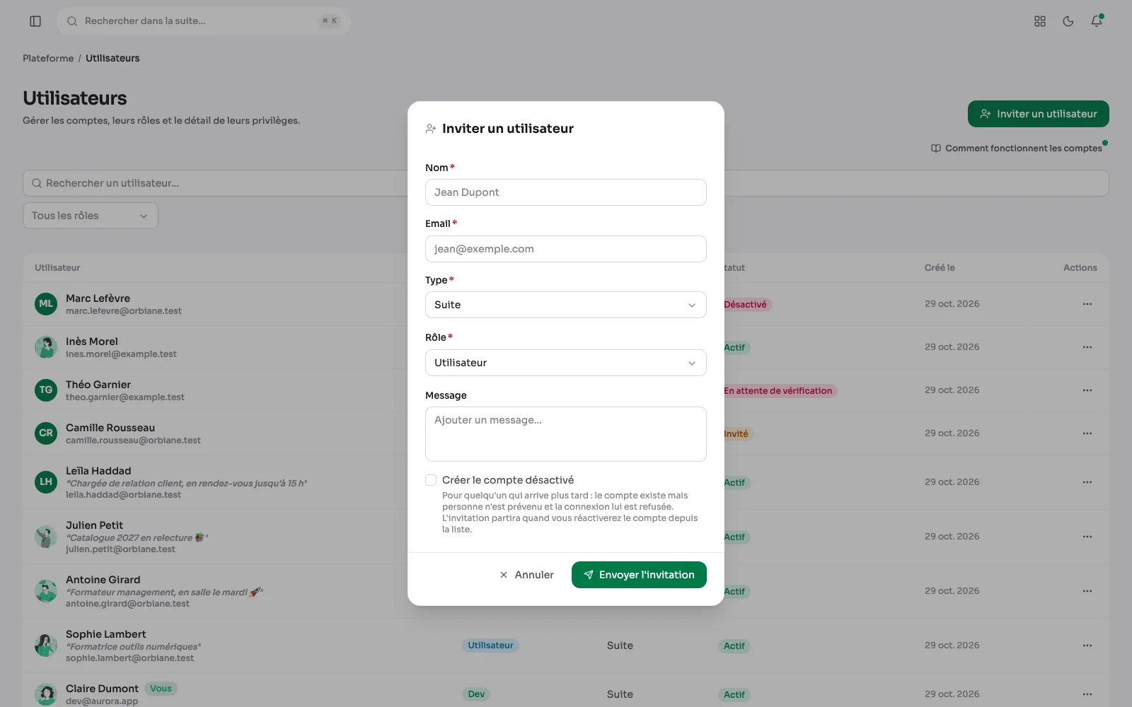La fenêtre « Inviter un utilisateur » : nom, e-mail, type, rôle, message, et le compte créé désactivé si besoin.