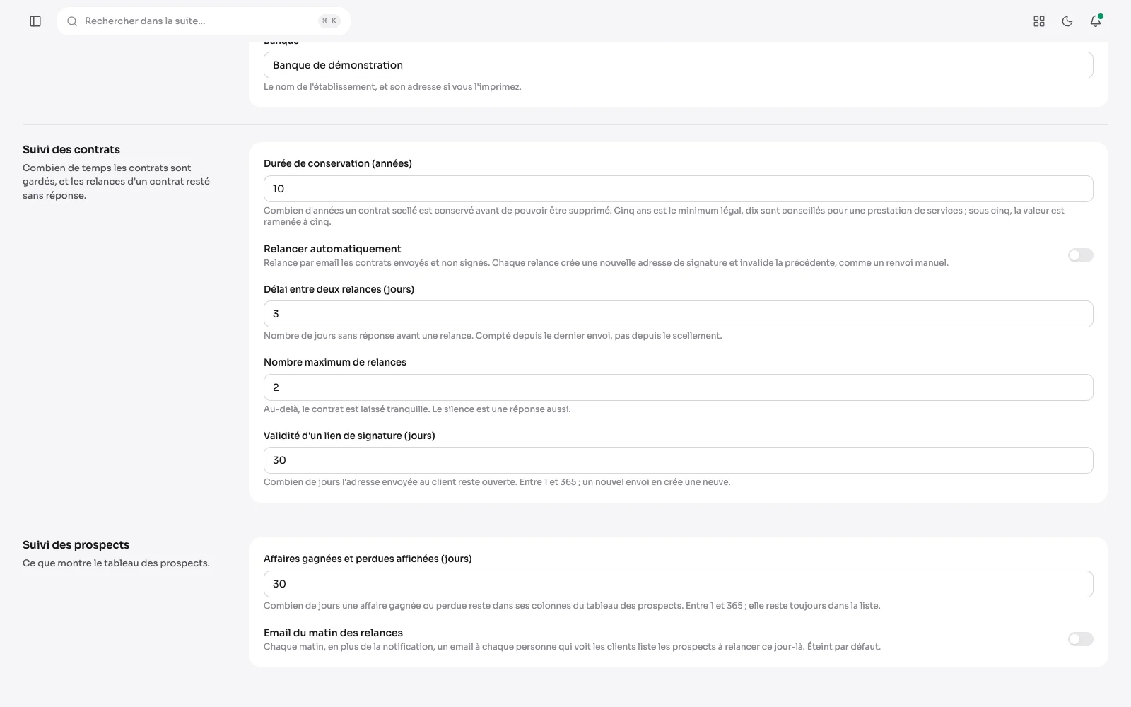 Réglages > Studio, section Suivi des prospects : combien de jours les affaires gagnées et perdues restent au tableau, et l'email du matin des relances.