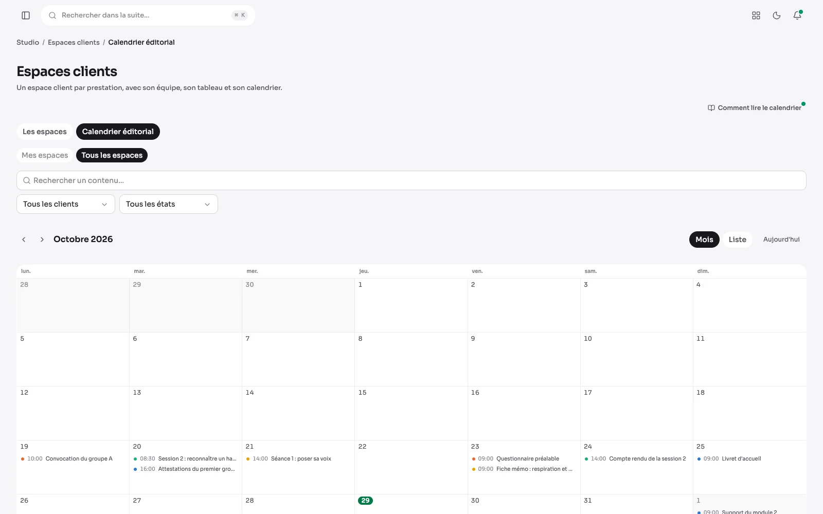De redactiekalender van Studio: een maand, de items van alle omgevingen, een kleur per omgeving.