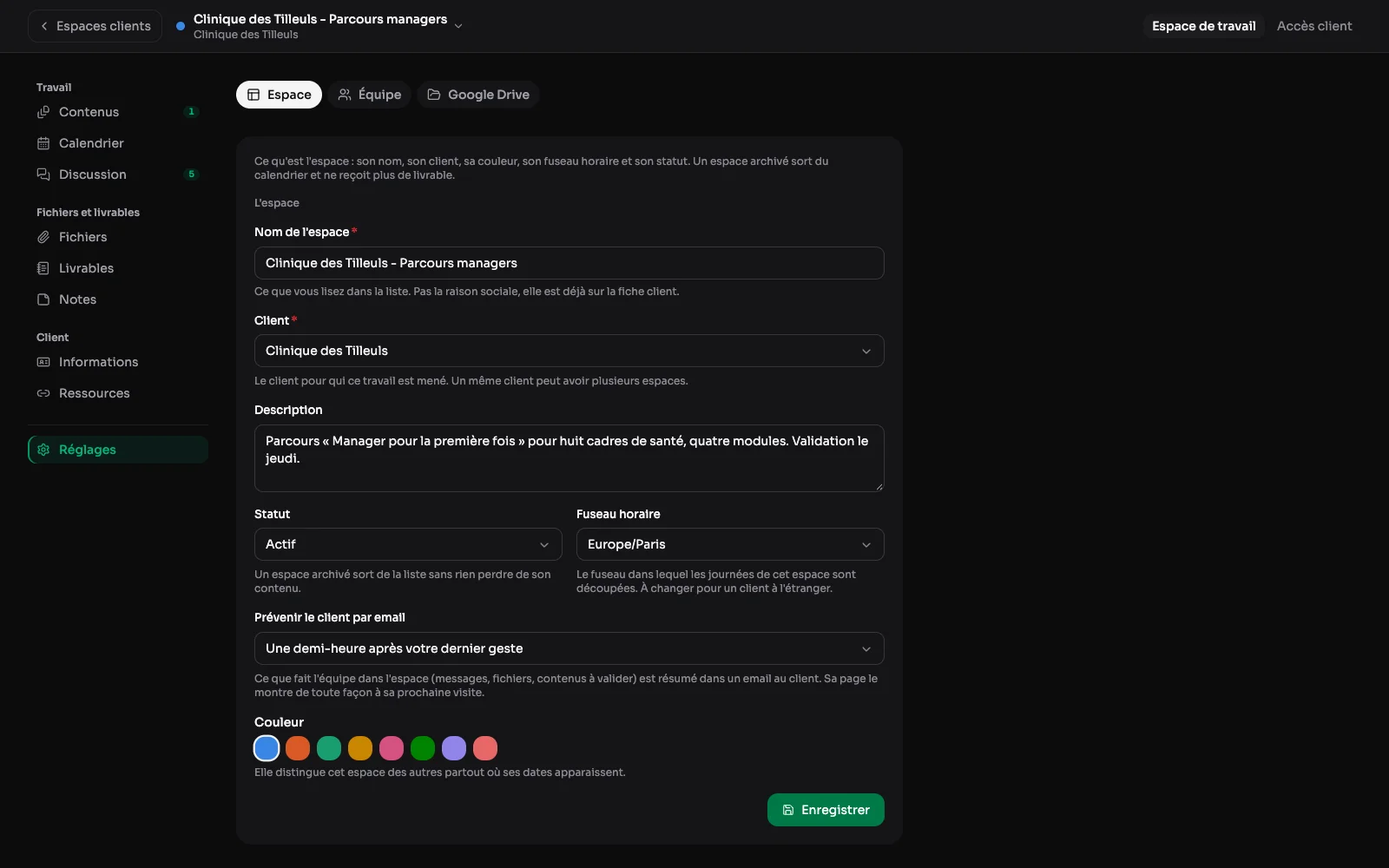 Het tabblad Instellingen van een omgeving: haar naam, haar klant, haar beschrijving, haar status, haar tijdzone en haar kleur, daarna de tabbladen Team en Google Drive.