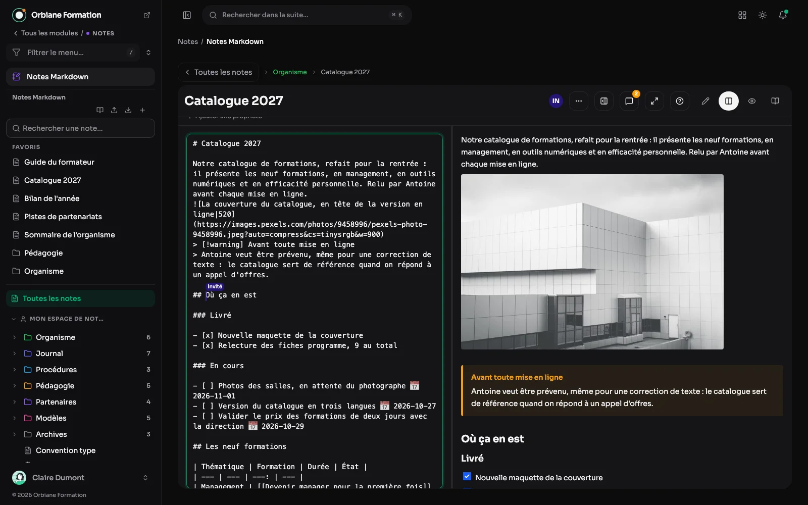 La note « Catalogue 2027 » ouverte dans la suite pendant qu'un invité du lien la lit : sa pastille dans l'en-tête et son curseur « Invité » dans le texte.