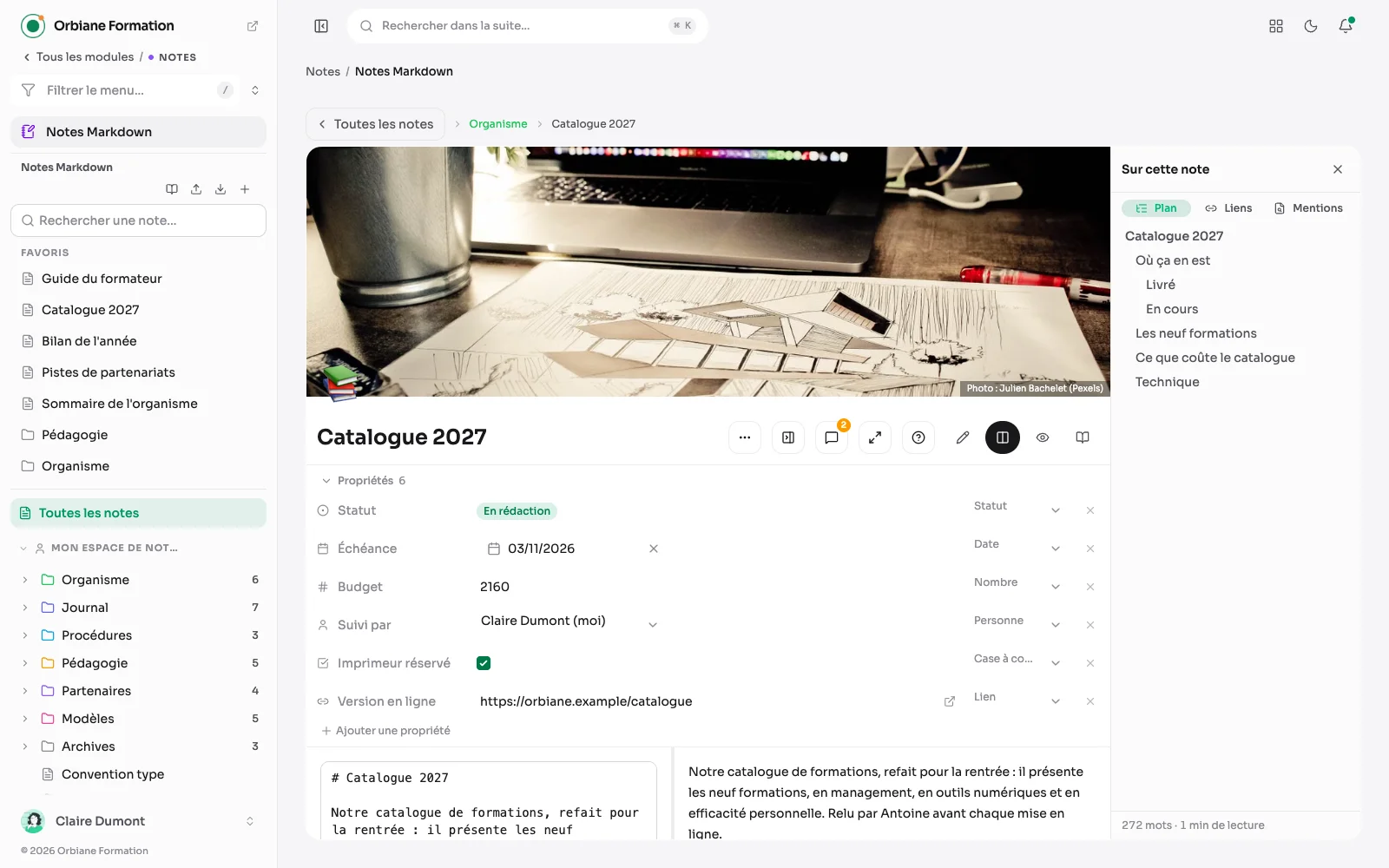 La note « Catalogue 2027 » en écriture, son rendu à côté, et le panneau « Sur cette note » ouvert sur son plan : ses titres en retrait selon leur niveau, et le nombre de mots avec le temps de lecture.