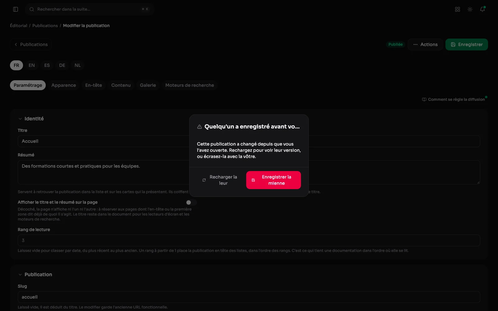 La fenêtre « Quelqu'un a enregistré avant vous » : recharger leur version ou enregistrer la sienne.