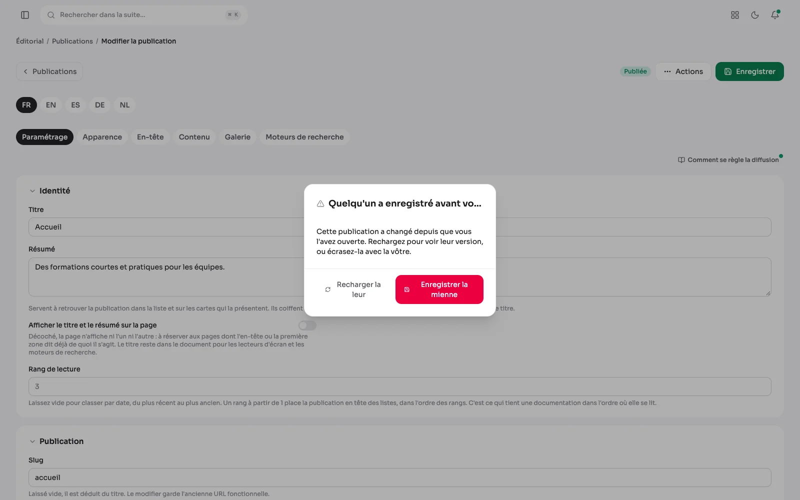 La fenêtre « Quelqu'un a enregistré avant vous » : recharger leur version ou enregistrer la sienne.