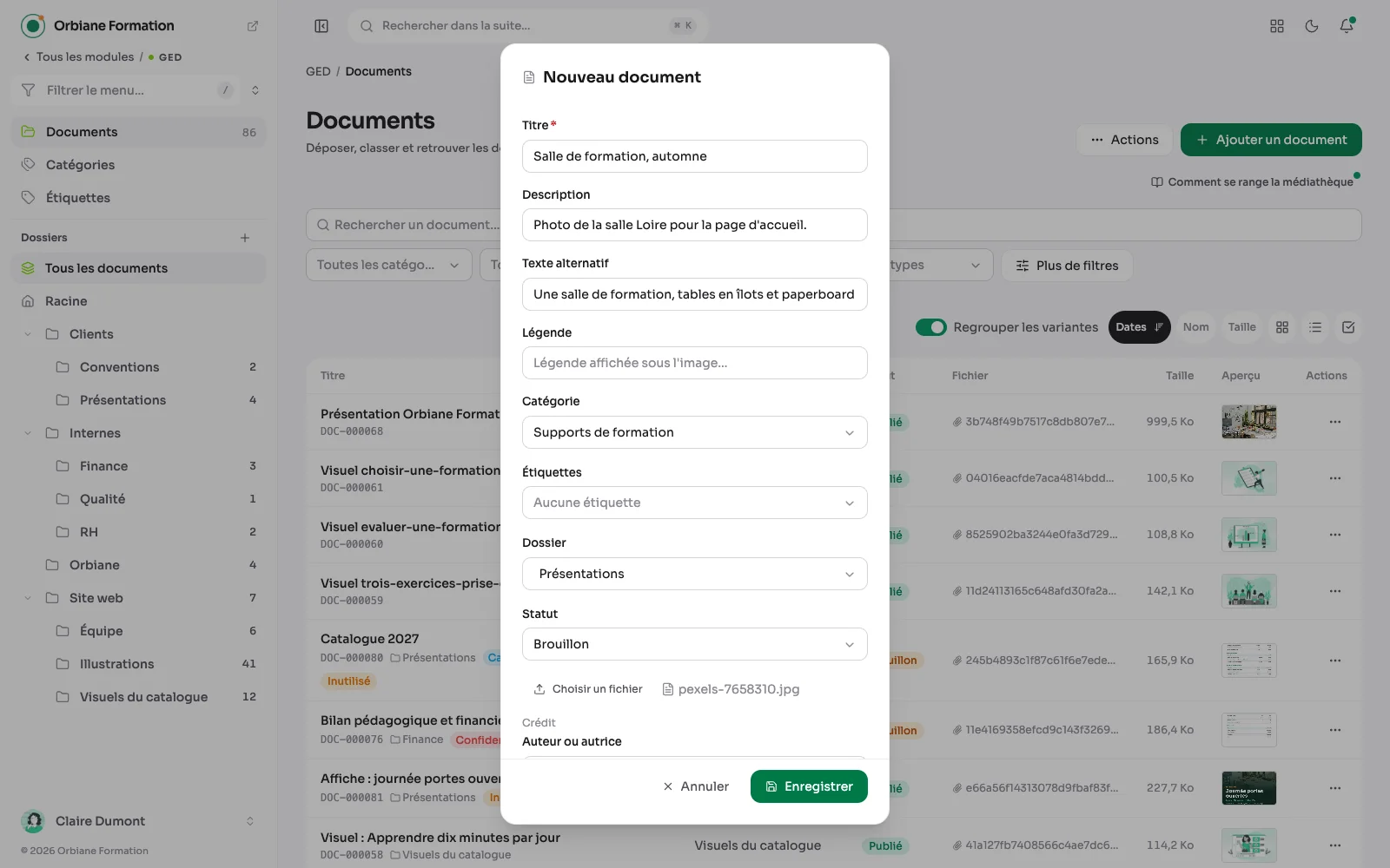 La fenêtre « Nouveau document » : le fichier choisi, le titre, la description, le texte alternatif, la catégorie, le dossier et le statut.
