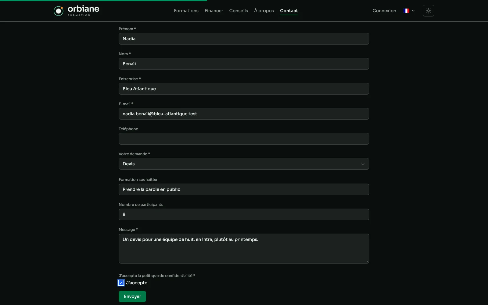 Le formulaire de contact d'un site de démonstration, rempli par un visiteur : nom, entreprise, e-mail, type de demande, formation souhaitée, message et consentement coché.