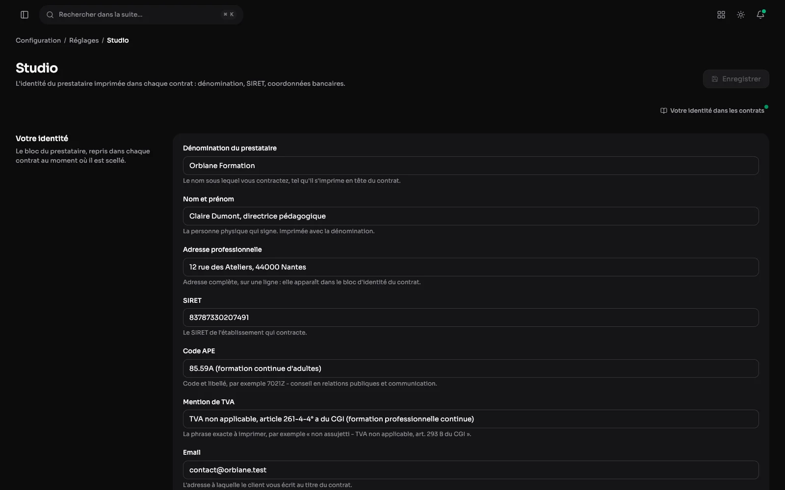 Réglages > Studio : l'identité du prestataire imprimée dans les contrats.