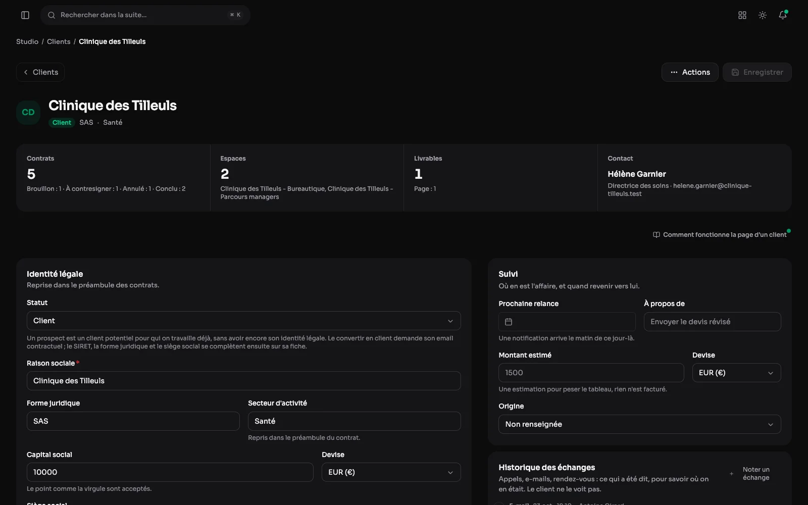 La page d'un client : toute sa fiche dans un seul formulaire, identité légale, SIRET et SIREN, coordonnées et liens, et à droite ses contrats avec leur statut, ses livrables et ses espaces.