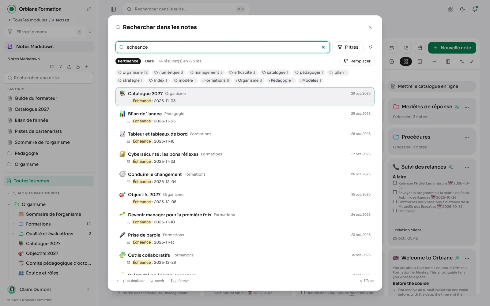 L'écran de recherche des notes sur « echeance » : cinq notes, chacune avec le passage trouvé surligné, et les pastilles d'étiquettes et de dossiers.