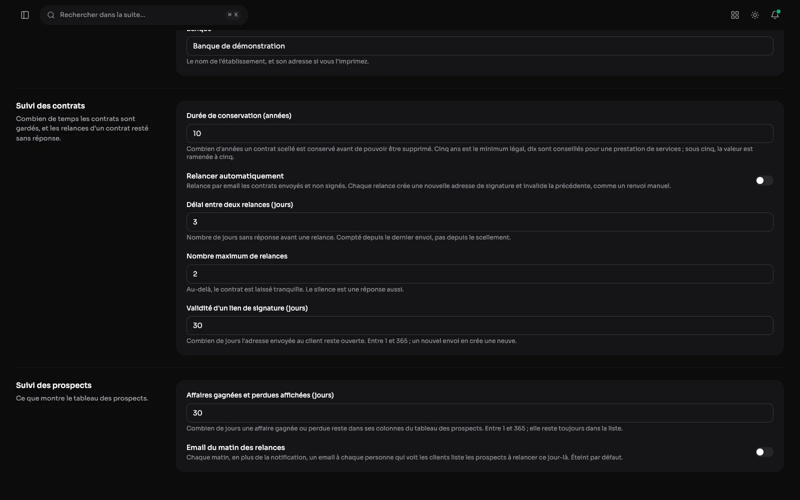 Réglages > Studio, section Suivi des prospects : combien de jours les affaires gagnées et perdues restent au tableau, et l'email du matin des relances.