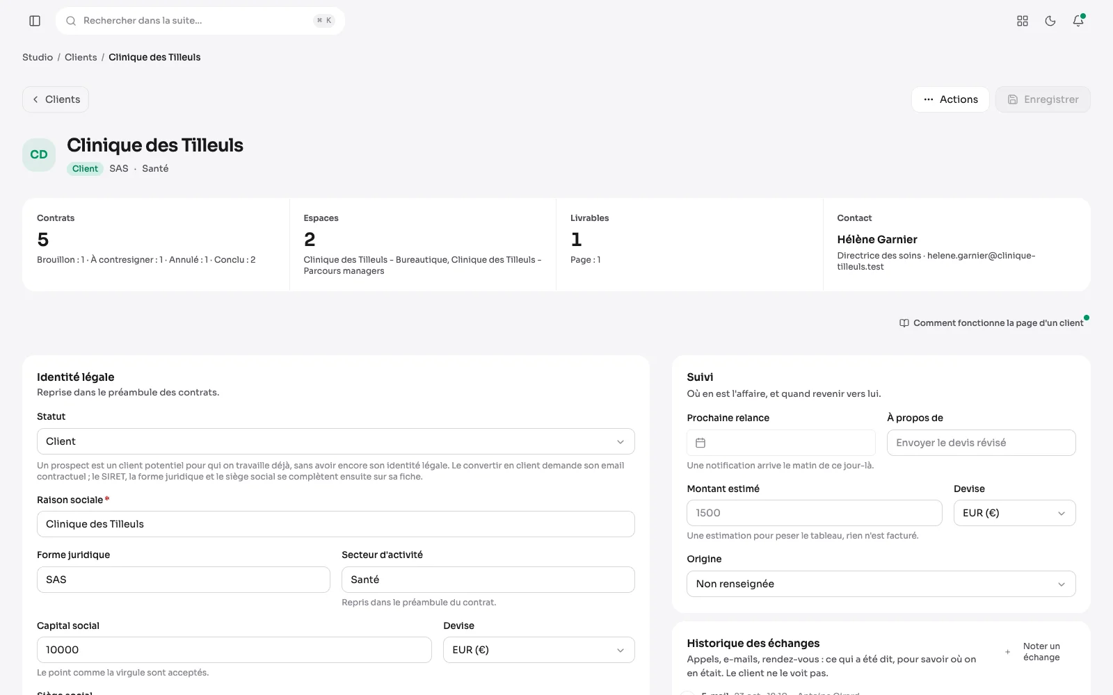 La page d'un client : toute sa fiche dans un seul formulaire, identité légale, SIRET et SIREN, coordonnées et liens, et à droite ses contrats avec leur statut, ses livrables et ses espaces.