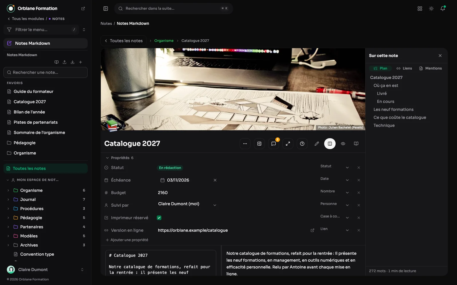 La note « Catalogue 2027 » en écriture, son rendu à côté, et le panneau « Sur cette note » ouvert sur son plan : ses titres en retrait selon leur niveau, et le nombre de mots avec le temps de lecture.