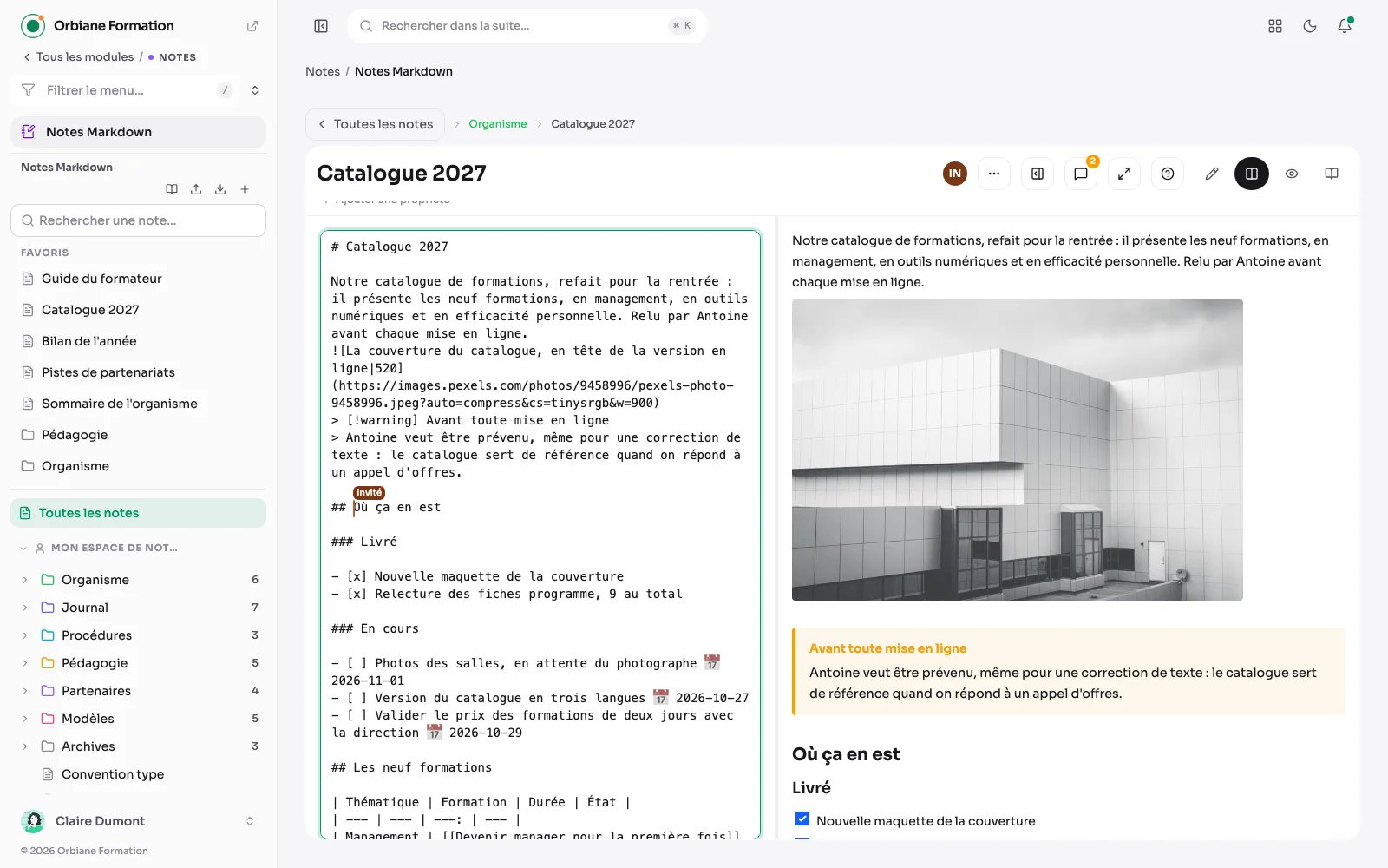 La note « Catalogue 2027 » ouverte dans la suite pendant qu'un invité du lien la lit : sa pastille dans l'en-tête et son curseur « Invité » dans le texte.