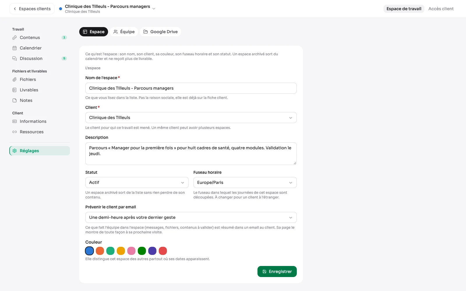 Het tabblad Instellingen van een omgeving: haar naam, haar klant, haar beschrijving, haar status, haar tijdzone en haar kleur, daarna de tabbladen Team en Google Drive.