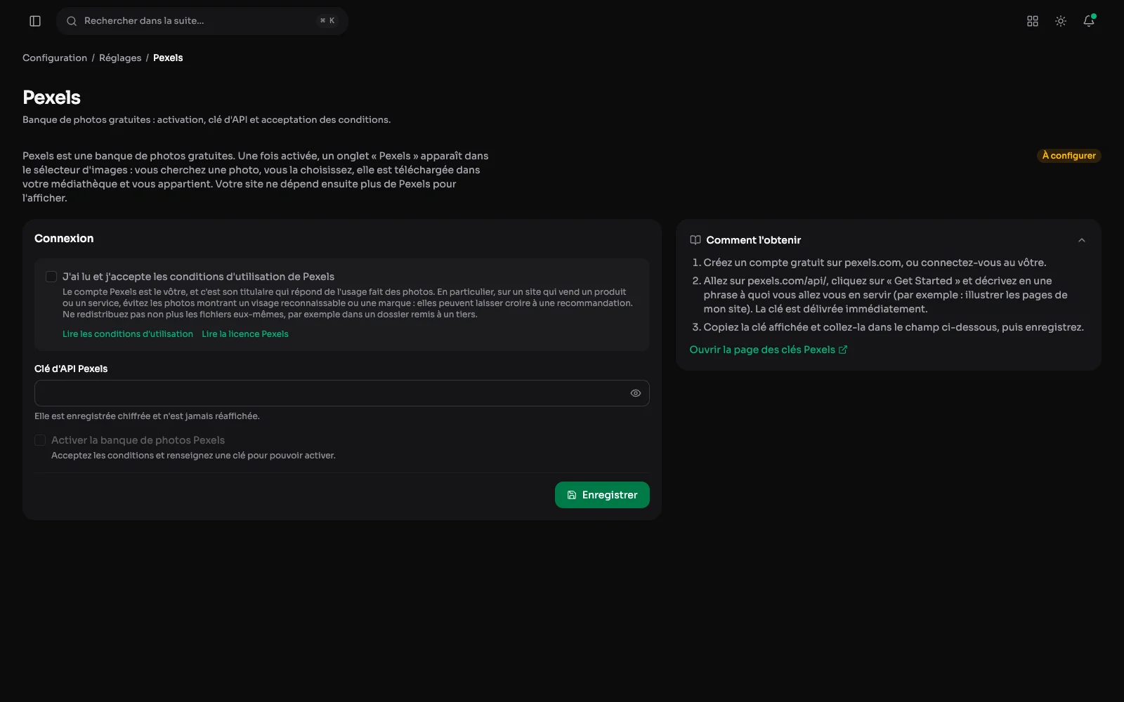 L'intégration Pexels dans les réglages : une phrase dit ce qu'elle fait, un badge « À configurer » son état, la carte Connexion porte les conditions, la clé et l'activation, et le mode d'emploi en trois étapes se tient à côté.