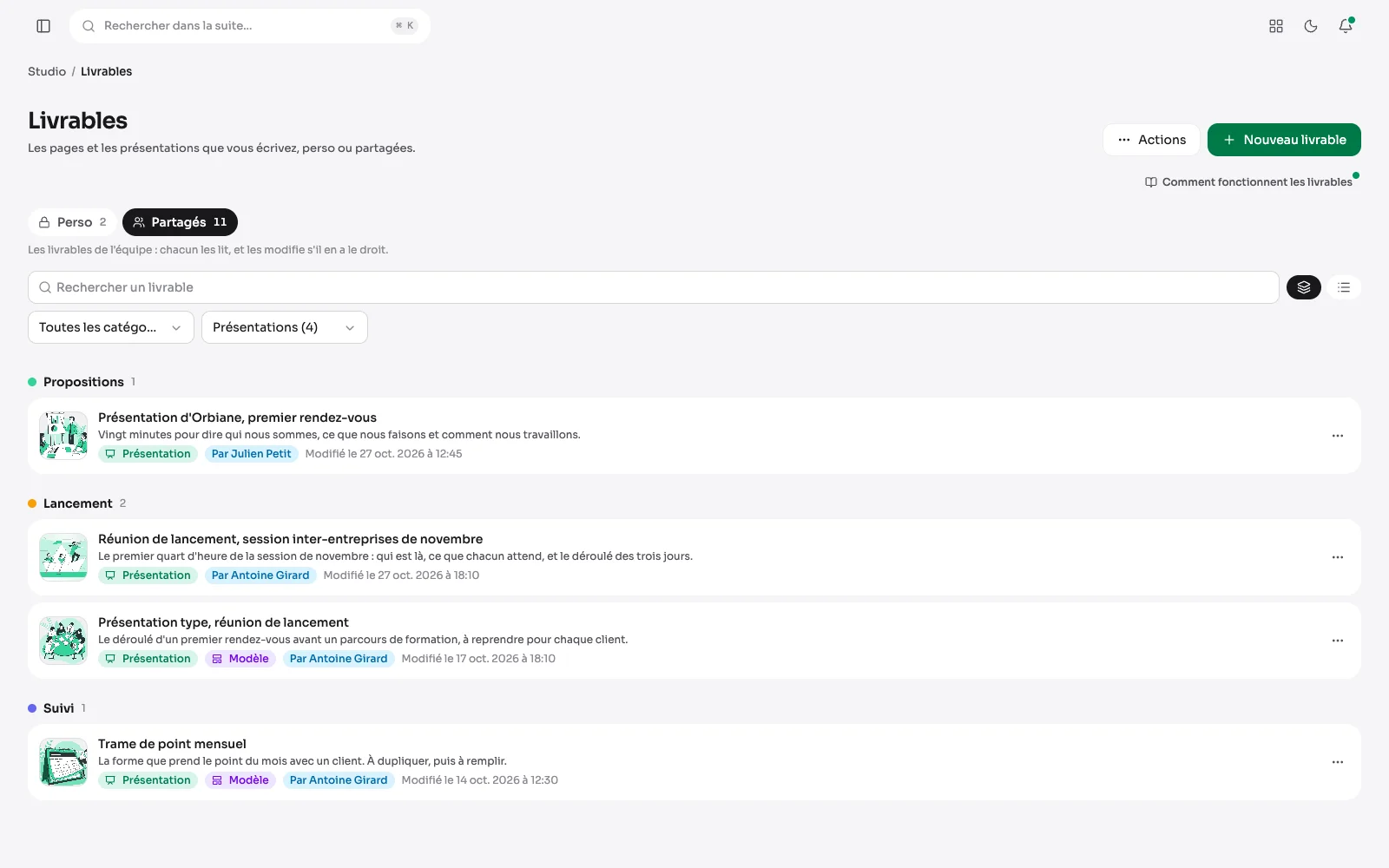 Die auf Präsentationen gefilterte Liste der Lieferobjekte: nach Kategorie geordnet, mit dem Kunden, für den jede vorbereitet wird, und dem Badge Vorlage.