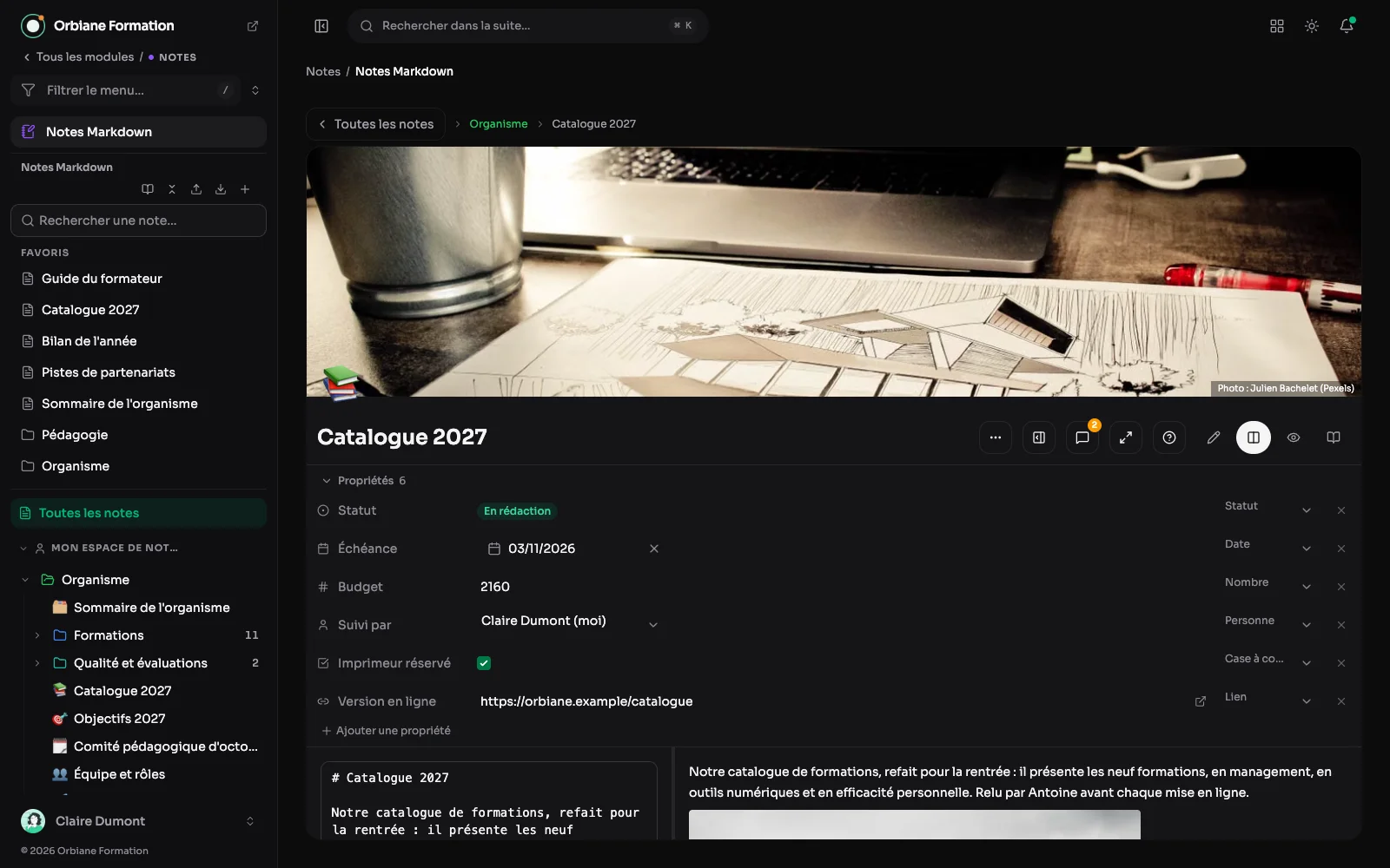 La note « Catalogue 2027 » : son emoji sur l'image d'en-tête, puis ses propriétés, statut, échéance, budget, suivi par, imprimeur réservé et version en ligne.