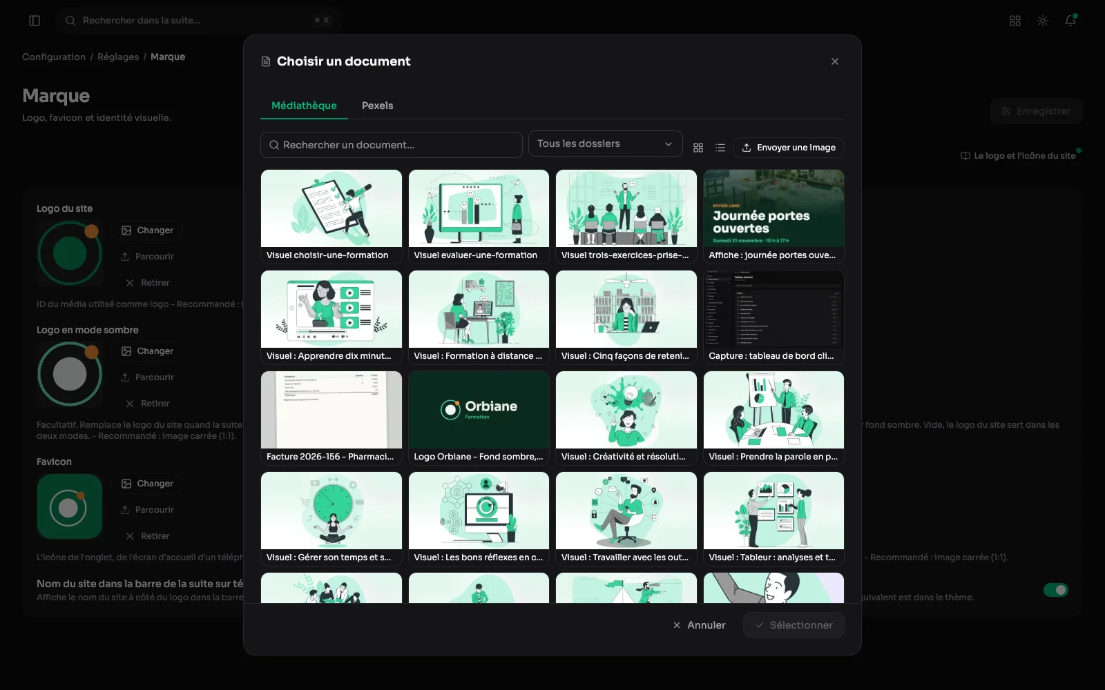 Le sélecteur de document : la médiathèque et ses documents rangés, et l'onglet des photos libres.