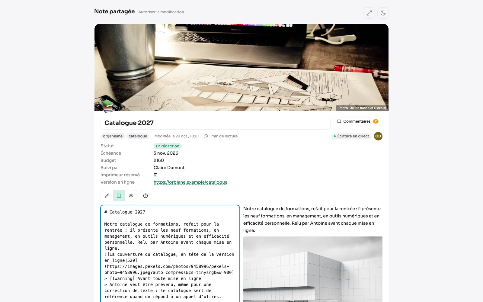 La page d'un lien en écriture, côté invité : étiquettes, date et durée de lecture sous le titre, « Écriture en direct » et la pastille de la personne qui écrit dans la suite, son curseur nommé, la bascule édition, découpé, aperçu, et les boutons pour élargir la page et passer en clair ou en sombre.