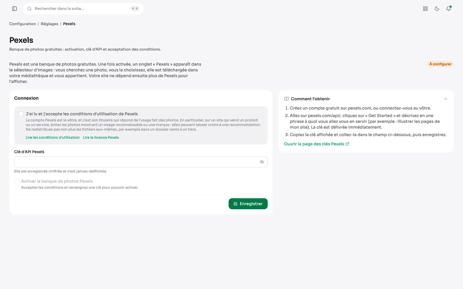 L'intégration Pexels dans les réglages : une phrase dit ce qu'elle fait, un badge « À configurer » son état, la carte Connexion porte les conditions, la clé et l'activation, et le mode d'emploi en trois étapes se tient à côté.