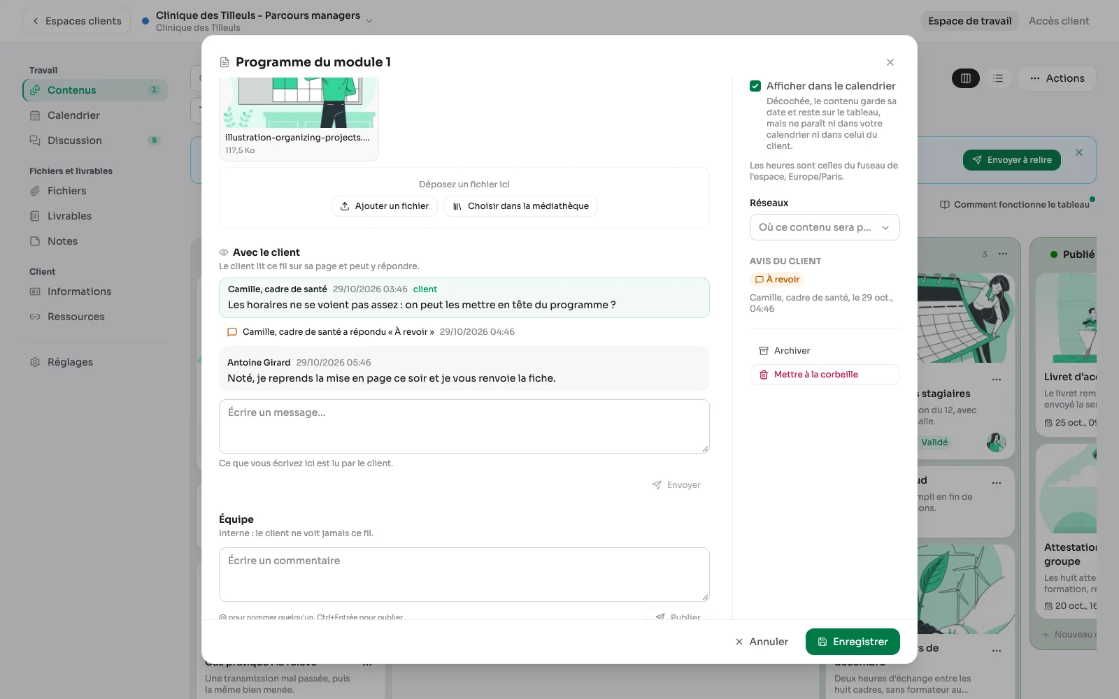 Een kaart geopend tot aan haar gespreksdraad: de klant vraagt om een herziening, de studio antwoordt.